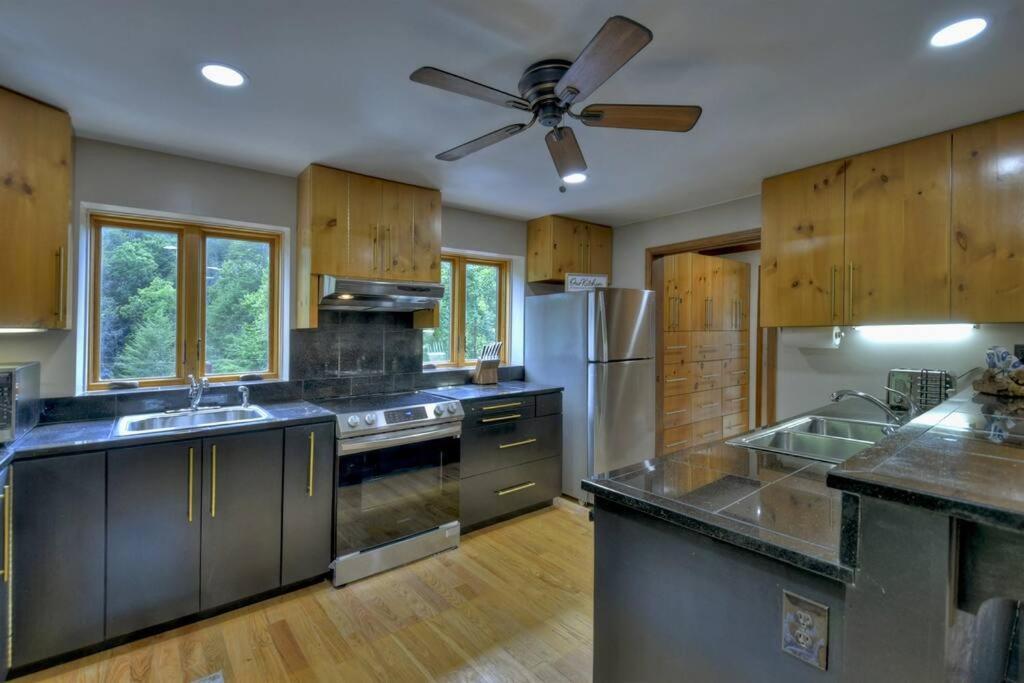 The Chariot - Creek Front With Hottub, Fire Pits, Billiards, Ev Charger - Sandalwood Stays Blue Ridge Buitenkant foto